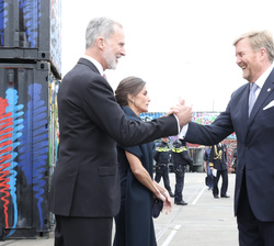 Sus Majestades los Reyes reciben a los Reyes de los Paises Bajós a su llegada al Straat Museum 