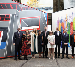Fotografía de grupo de Sus Majestades los Reyes, los Reyes de los Países Bajos, Su Alteza Real la Princesa Catalina Amalia y el comisario y artistas d