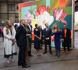 Sus Majestades los Reyes junto a los Reyes de los Paises Bajós y a Su Alteza Real la Princesa Catalina Amalia observan una obra de la exposición mural