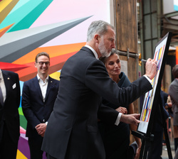 Su Majestad el Rey firma en una de las obras