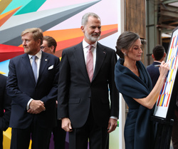 Su Majestad la Reina firma en una de las obras
