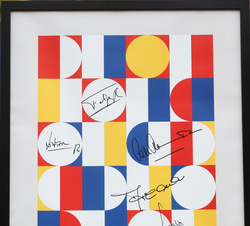 Firmas en una obra del Straat Museum de Sus Majestades los Reyes, los Reyes de los Países Bajos y Su Alteza Real la Princesa Catalina Amalia