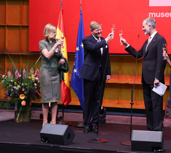 Sus Majestades los Reyes brindan con Sus Majestades los Reyes de los Países Bajos 