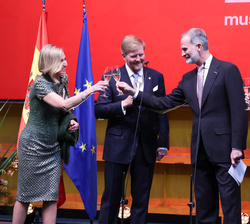 Su Majestad el Rey brinda con la Reina Máxima de Países Bajos