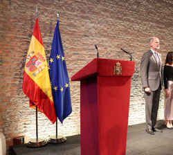 Sus Majestades los Reyes durante la interpretación del Himno Nacional junto la embajadora de España en el Reino de los Países Bajos y la Secretaria de