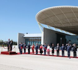 Sus Majestades los Reyes en un momento de los honores militares antes de salir hacía Países Bajos