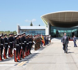 Su Majestad el Rey pasa revista a la Fuerza que rendía Honores