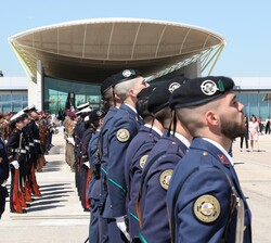 Momento en que Su Majestad el Rey pasa revista a la Fuerza que rendía Honores