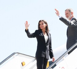Sus Majestades los Reyes saludan desde la escalera del avión antes de partir hacia Países Bajos