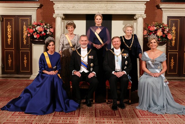 Sus Majestades los Reyes junto a Sus Majestades los Reyes de los Países Bajos; Su Alteza Real la Princesa Catalina Amalia de Orange; Su Alteza Real la