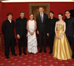 Su Majestad el Rey con los artistas
