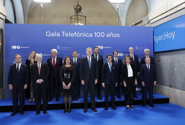 Su Majestad el Rey con las autoridades asistentes a la gala