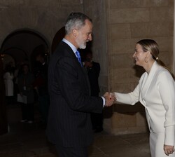 Su Majestad el Rey recibe el saludo de la presidenta de las Illes Balears, Margalida Prohens