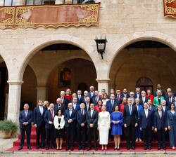 Su Majestad el Rey junto con las autoridades y los presidentes y representantes de los Parlamentos