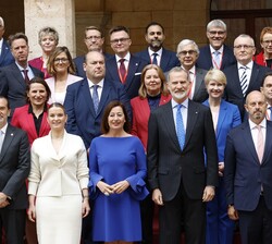 Su Majestad el Rey junto con las autoridades y los presidentes y representantes de los Parlamentos