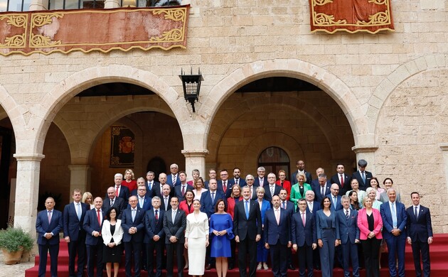 Su Majestad el Rey junto con las autoridades y los presidentes y representantes de los Parlamentos