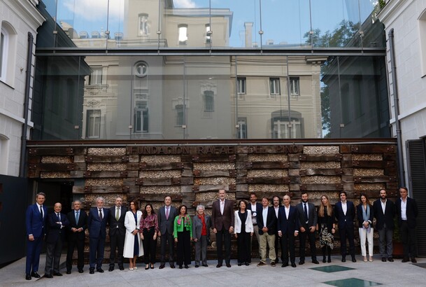 Fotografía de grupo con el patronato, consejo asesor y familia Del Pino