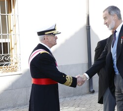 A su llegada, Su Majestad el Rey recibe el saludo del jefe del Estado Mayor de la Defensa