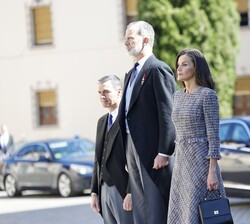 Sus Majestades los Reyes reciben Honores Militares
