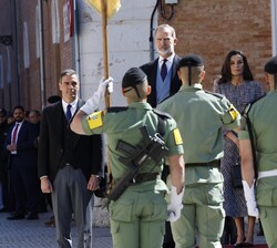 Sus Majestades los Reyes durante los Honores Militares