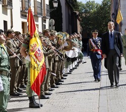Su Majestad el Rey pasa revista a las tropas