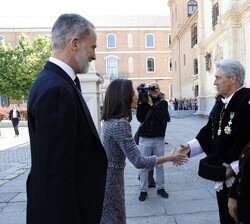 Sus Majestades los Reyes reciben los saludos del Rector magnífico de la Universidad de Alcalá y de la directora general del Libro, del Cómic y de la L