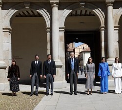 Sus Majestades los Reyes junto a las autoridades que les recibieron