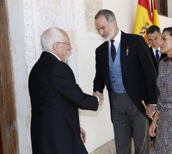 Sus Majestades los Reyes reciben el saludo de Luis Mateo Díez, Premio Cervantes 2023