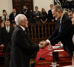 Sus Majestades los Reyes felicitan a Luis Mateo Díez tras recibir el galardón