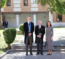 Sus Majestades los Reyes junto a Luis Mateo Díez, Premio Miguel de Cervantes 2023
