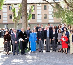 Fotografía de grupo de Sus Majestades los Reyes con Luis Mateo Díez, acompañados de familiares y autoridades