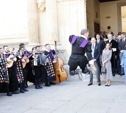Sus Majestades los Reyes junto a las autoridades observan la actuación de la Tuna