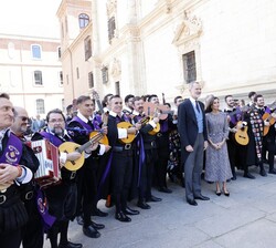 Sus Majestades los Reyes junto a la Tuna