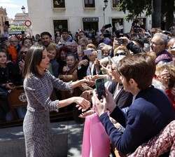 Su Majestad la Reina recibe el cariño de los vecinos que se han congregado en los alrededores