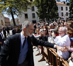 Don Felipe recibe el cariño de los vecinos a su salida de la Universidad