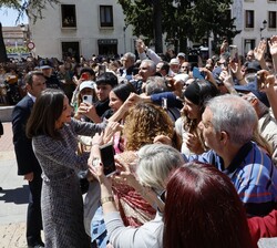 El público da muestras de cariño a Su Majestad la Reina a la salida de la entrega del Premio Cervantes 2023