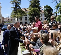 Su Majestad el Rey saluda al público a la salida del acto