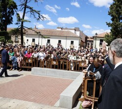 Don Felipe saluda al público que los esperaba a la salida del acto