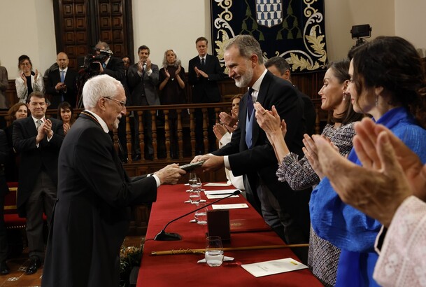 Luis Mateo Díez recibe la estatua del Premio Miguel Cervantes 2023 de mano de Su Majestad el Rey