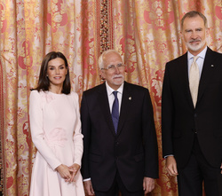 Sus Majestades los Reyes junto al escritor español Luis Mateo Díez, Premio "Miguel de Cervantes" 2023