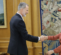 Su Majestad el Rey recibe el saludo de la presidenta del Consejo de Estado, Carmen Calvo