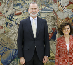 Su Majestad el Rey junto a la presidenta del Consejo de Estado, Carmen Calvo