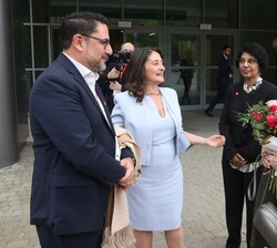 Su Majestad la Reina Doña Sofía junto a las autoridades que la recibieron a su llegada