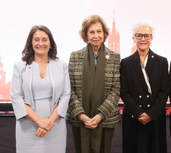 Su Majestad la Reina Doña Sofía junto a las autoridades que le acompañan