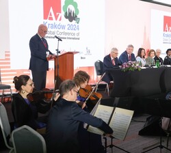 Doña Sofía durante la intervención del maestro de ceremonias,  Andrew Ketteringham, miembro del comité directivo de ADI