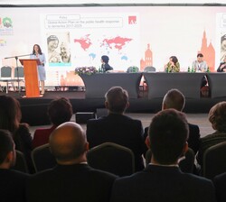 Su Majestad la Reina Doña Sofía durante la ponencia de la Directora ejecutiva de Alzheimer´s Disease International, Paola Barbarino