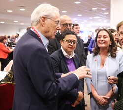 Doña Sofía conversa con los asistentes al encuentro