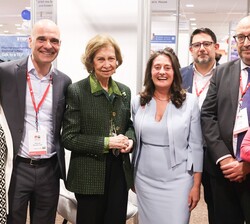 Su Majestad la Reina Doña Sofía junto al director de CEAFA, Jesús Rodrigo, los directores de CIEN, María Ángeles Pérez y Pascual Sánchez, acompañados 