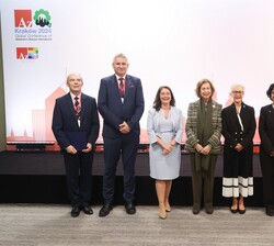 Su Majestad la Reina Doña Sofía junto al Secretario de Estado del Ministerio de Salud de Polonia, los organizadores polacos, la directora ejecutiva  y