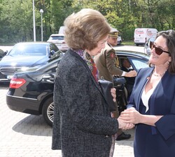 A su llegada, Su Majestad la Reina Doña Sofía fue recibida por la directora ejecutiva de Alzheimer's Disease International, Paola Barbarino